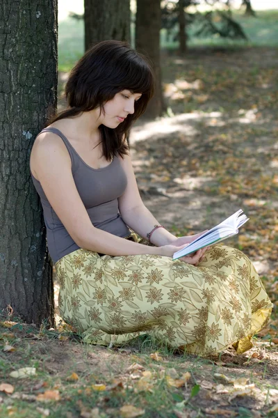 在公园的女孩阅读书 — 图库照片