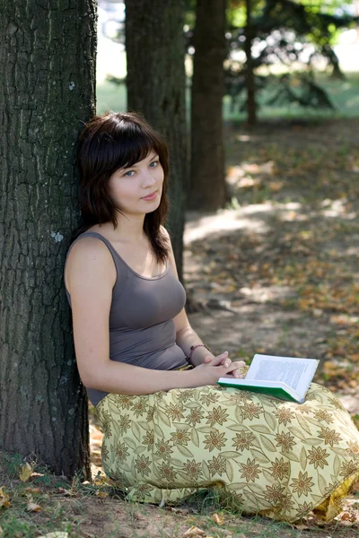 Menina leitura livro no parque — Fotografia de Stock