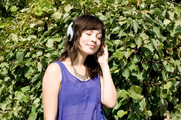 Luisteren muziek meisje in hoofdtelefoon — Stockfoto