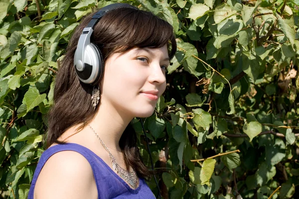Ragazza ascoltare musica in cuffia — Foto Stock