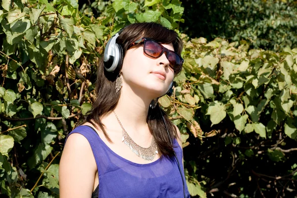 Chica escuchando música en los auriculares —  Fotos de Stock