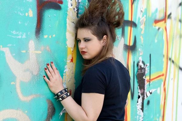 Punk tjej promenader utomhus — Stockfoto