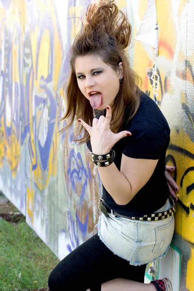 Punk-Mädchen zu Fuß im Freien — Stockfoto