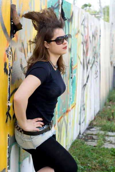 Punk menina andando ao ar livre — Fotografia de Stock