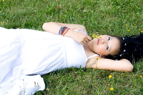 Krásná těhotná dívka leží na trávě — Stock fotografie