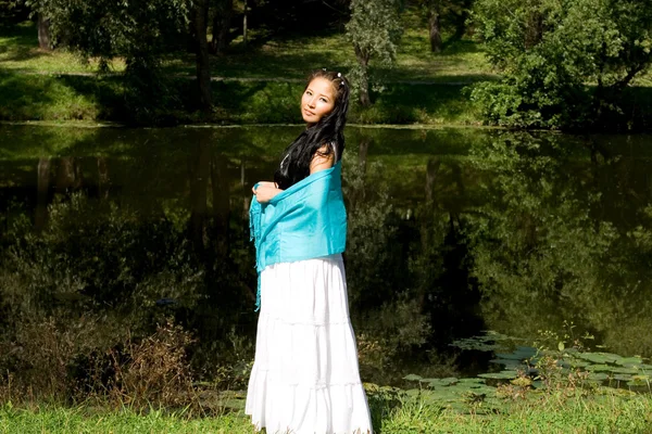 Beautiful pregnant girl walking in park — Stock Photo, Image