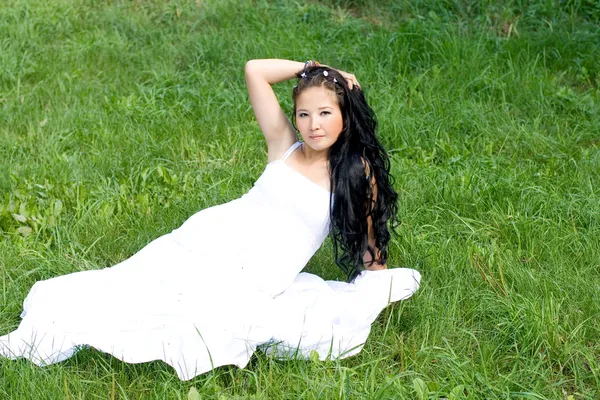 Bella ragazza incinta seduta sull'erba — Foto Stock