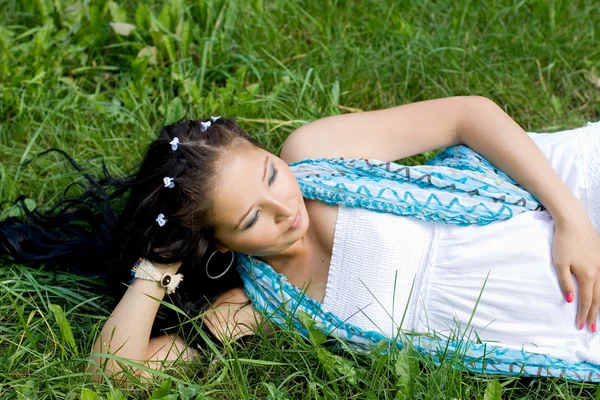 Vackra gravid flicka liggande på gräs — Stockfoto