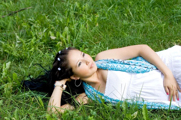 Piękna dziewczyna w ciąży, leżąc na trawie — Zdjęcie stockowe