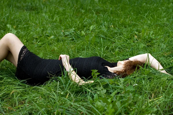 Сексуальная девушка лежит на траве — стоковое фото