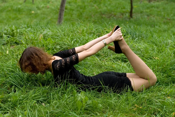 Menina sexy deitado na grama — Fotografia de Stock
