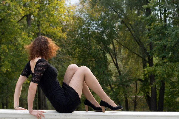 Sexy dívka v podzimním parku — Stock fotografie