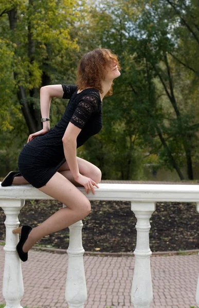 Menina sexy andando no parque de outono — Fotografia de Stock