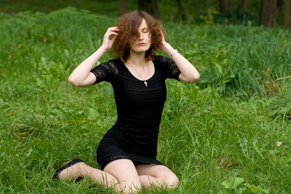 草の上に座って美しい少女 — ストック写真