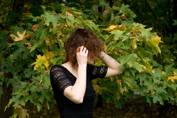 秋の公園で歩いてセクシーな女の子 — ストック写真