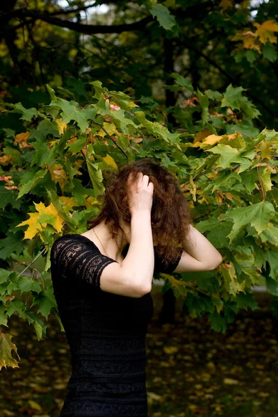 性感的女孩走在秋天的公园 — 图库照片