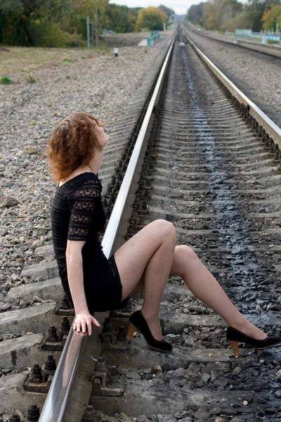 Meisje lopen in de buurt van rails — Stockfoto