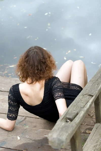 Sexy dívka v podzimním parku — Stock fotografie