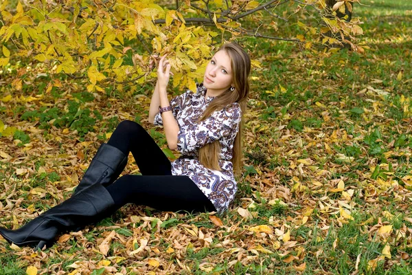 Lächelndes Mädchen beim Spazierengehen im Herbstpark — Stockfoto