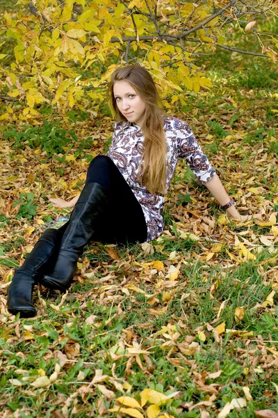 Chica sonriente caminando en el parque de otoño —  Fotos de Stock