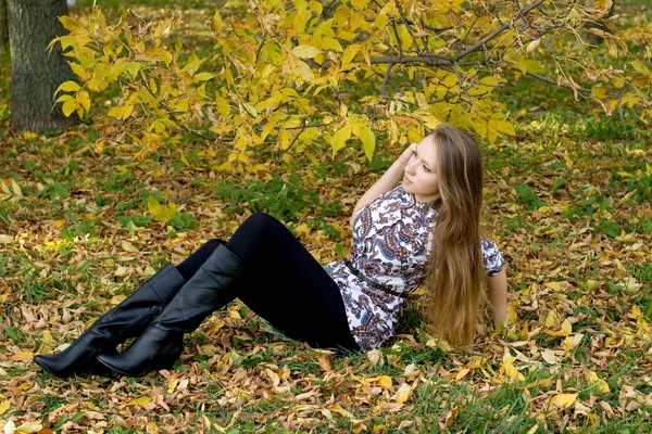 가 공원에서 산책 하는 웃는 소녀 — 스톡 사진