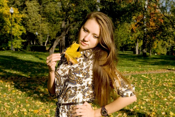 Uśmiechnięte dziewczyny spaceru w parku jesień — Zdjęcie stockowe