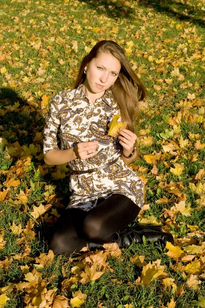 Menina sorridente andando no parque de outono — Fotografia de Stock