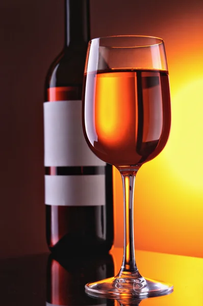 葡萄酒中的眼镜和一瓶 — 图库照片