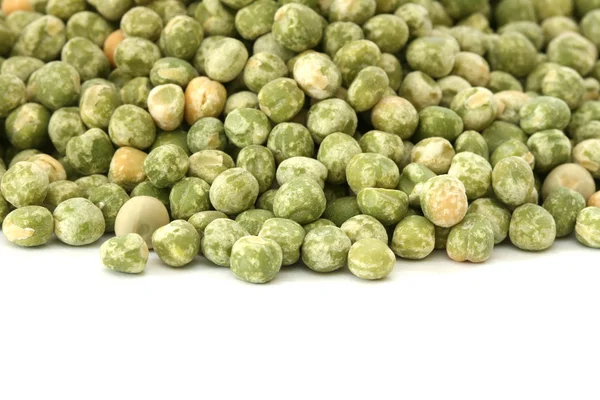 Trockene grüne Erbse auf weißem Hintergrund — Stockfoto