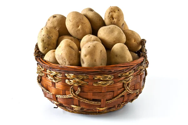 Batatas em cesta de vime — Fotografia de Stock
