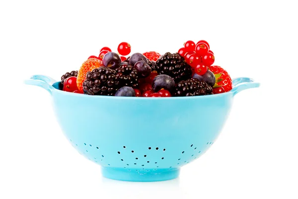 Синий дуршлаг со свежими фруктами — стоковое фото
