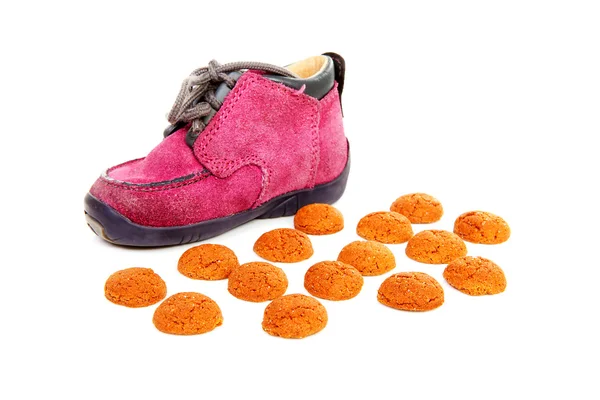 Purpurowe buty małe dzieci z pepernoten — Zdjęcie stockowe