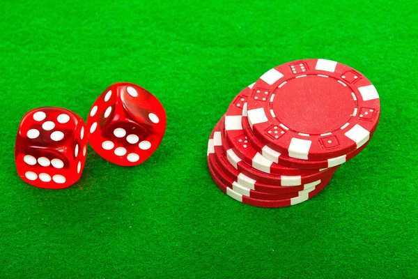 Casino-Chips und rote Würfel — Stockfoto