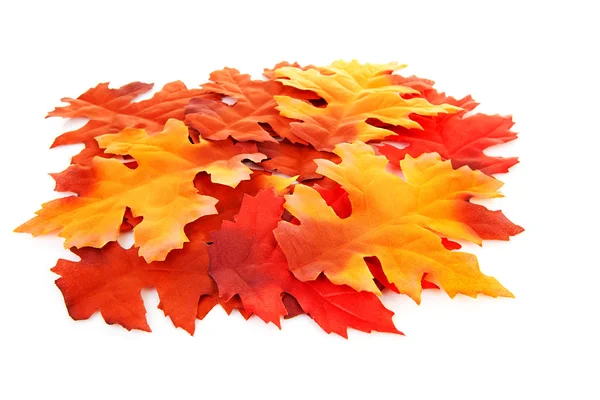 Pile de feuilles d'automne colorées en soie en gros plan — Photo