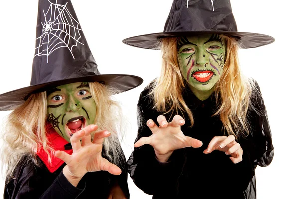 Zwei gruselige kleine grüne Hexen zu Halloween — Stockfoto