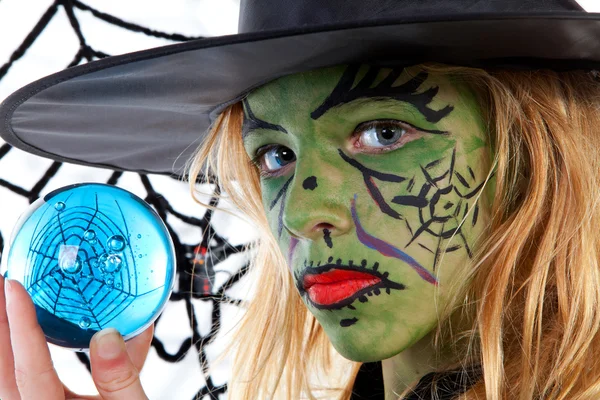 Retrato de verde bruxa Halloween menina — Fotografia de Stock