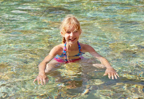 Девушка в бассейне — стоковое фото