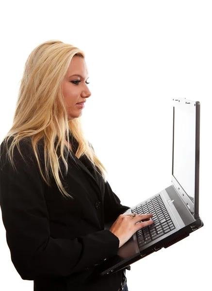 Attraente giovane donna d'affari con computer portatile — Foto Stock