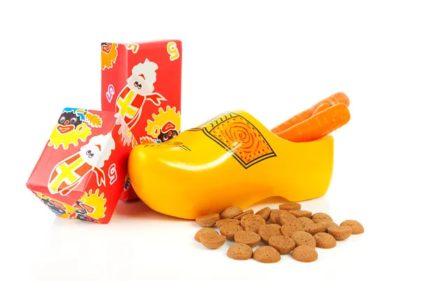 Sapato de madeira holandês com presentes e pepernoten — Fotografia de Stock