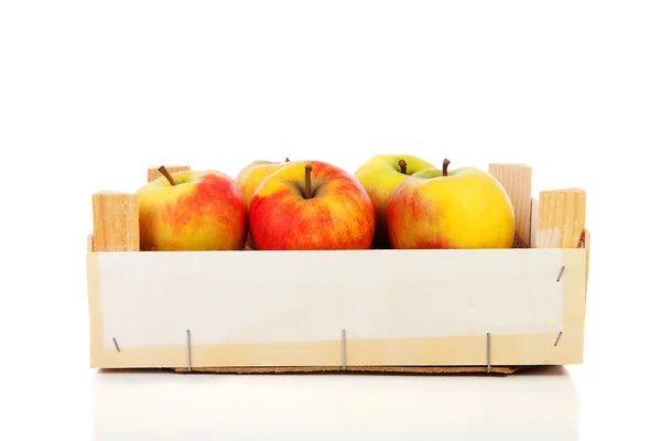 Holzkiste mit Äpfeln — Stockfoto