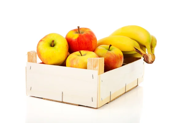 Holzkiste mit Äpfeln und Bananen — Stockfoto