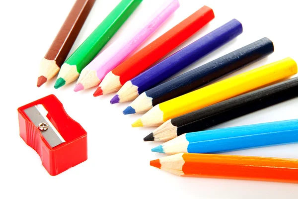Crayons colorés et taille-crayons — Photo
