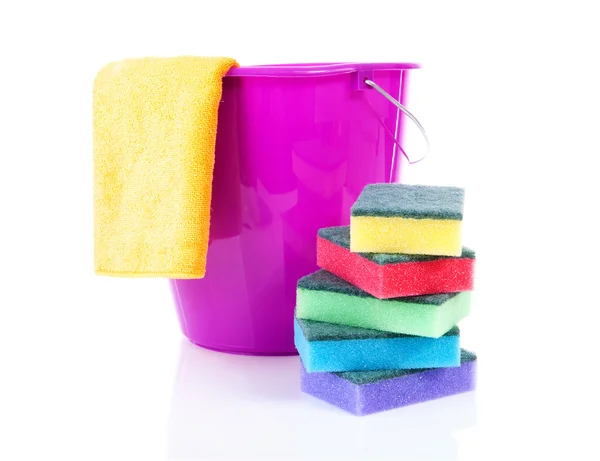 Temizlik aletleri renkli sünger scourer ve kova — Stok fotoğraf