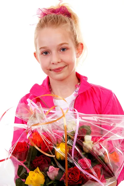Menina loira nova com buquê colorido de rosas para o dia das mães — Fotografia de Stock