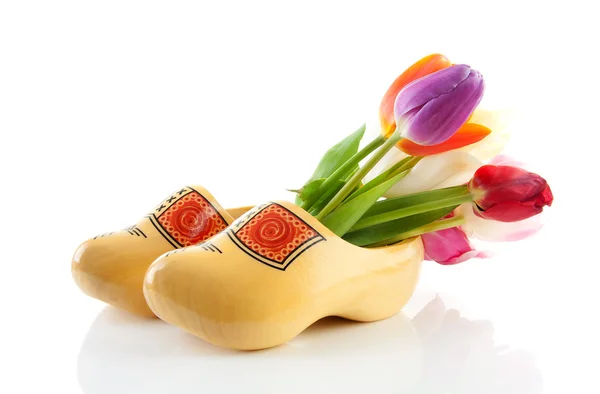 Tradycyjne żółte buty drewniane z kolorowe tulipany — Zdjęcie stockowe