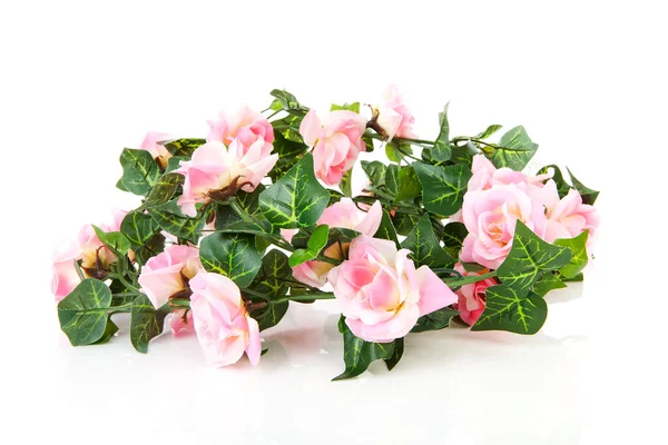 Plastová girlanda s růžovými růžemi — Stock fotografie