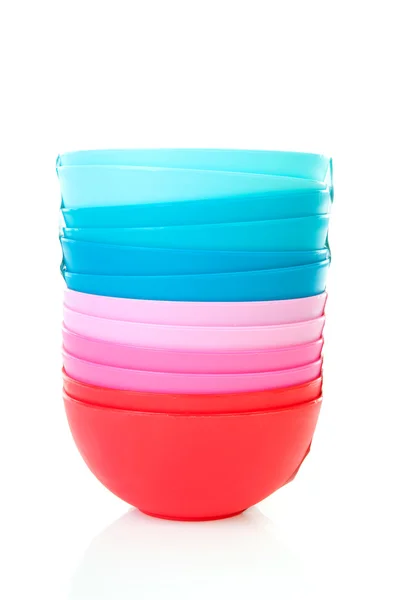 Куча разноцветных пластиковых чаш — стоковое фото