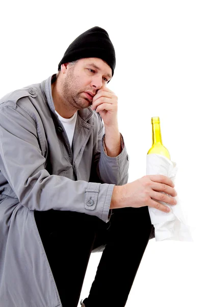 Mannelijke daklozen tramp met lege fles — Stockfoto