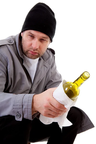 Muž bez domova tulák s prázdnou láhev — Stock fotografie
