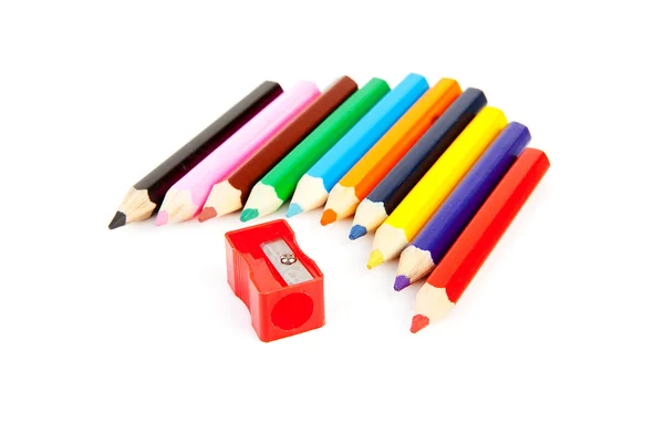 Kleurrijke potloden in een rij met puntenslijper — Stockfoto